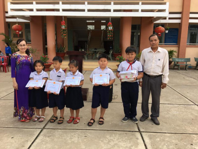 Khen Thưởng Học Sinh Đạt Giải Kì Thi Violympic Toán Và IOE vòng huyện